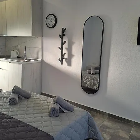 Apollon Luxury بيت ضيافة Vrasná